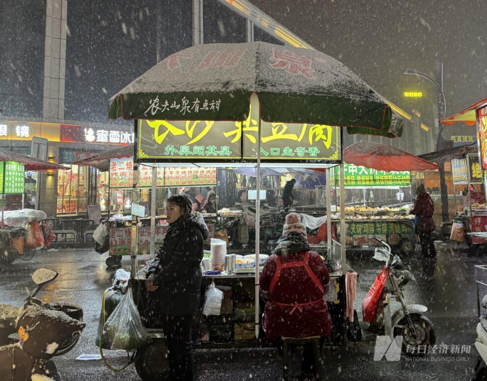 郑州雪花已落地冲上热搜的这场雪或冲破史书极值！本地将如许应对